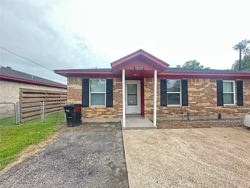 12237 11th ST, Santa Fe, TX 77510