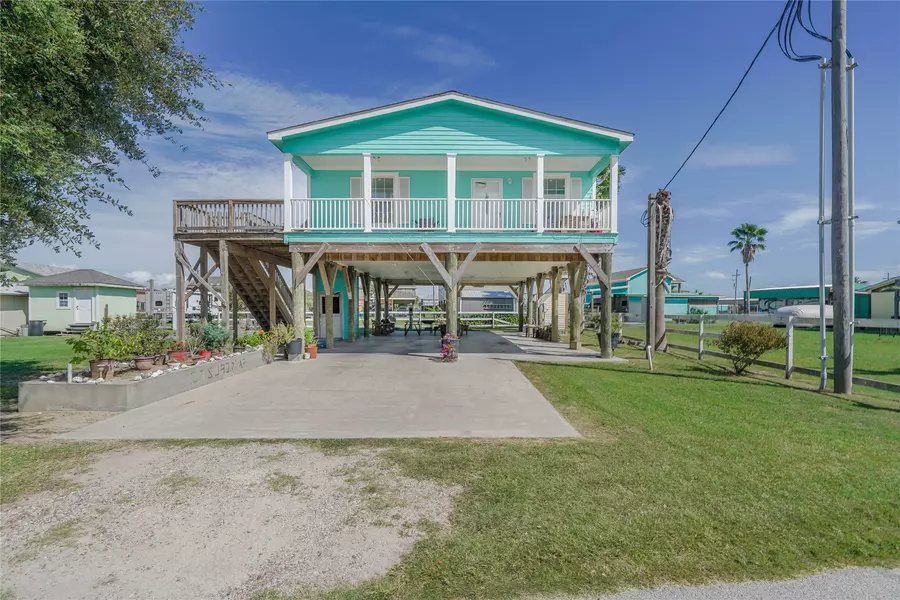 906 Moms Road, Crystal Beach, TX 77650