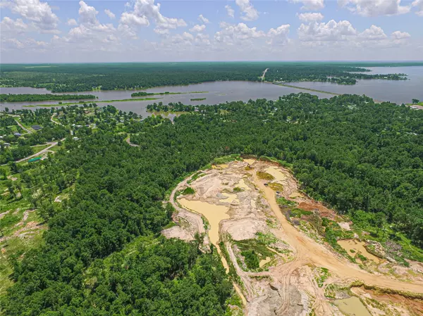 737 Creeklake DR, Onalaska, TX 77360