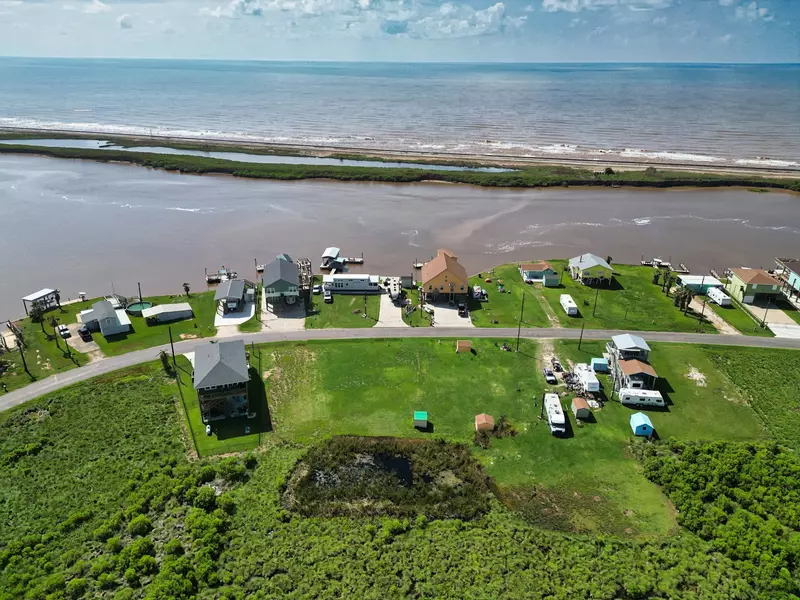 552 Private Road 675, Sargent, TX 77414