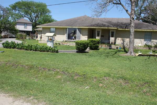206 Riverside ST, Highlands, TX 77562