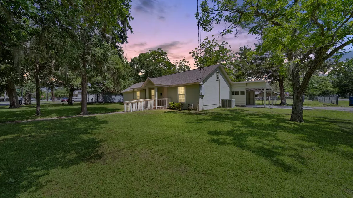 Sweeny, TX 77480,102 N Hackberry ST