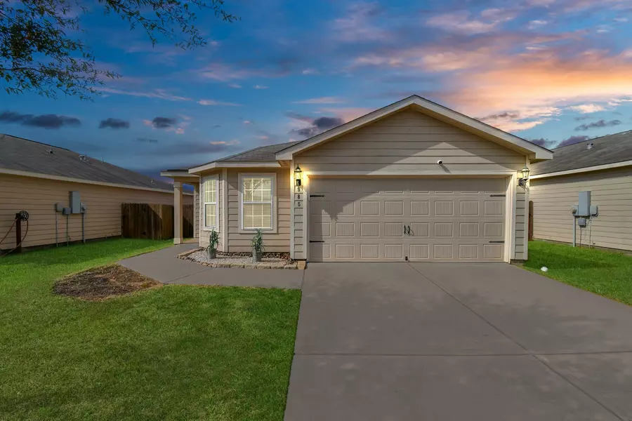 985 Lake View CIR W, Brookshire, TX 77423