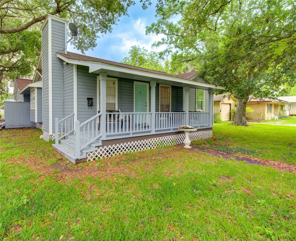 Highlands, TX 77562,112 Begonia LN