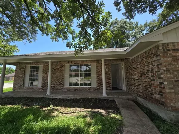 801 Sunnybrook LN, Baytown, TX 77521