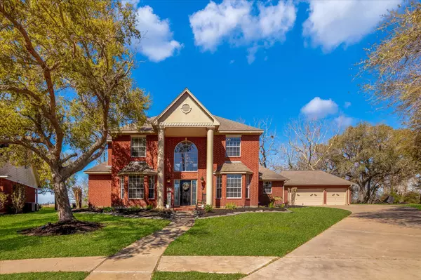 210 River Oaks DR, Lake Jackson, TX 77566