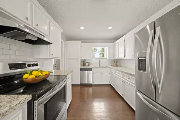 5705 Melody LN, Dickinson, TX 77539