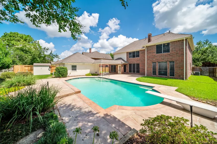 1808 Brookside DR, Friendswood, TX 77546