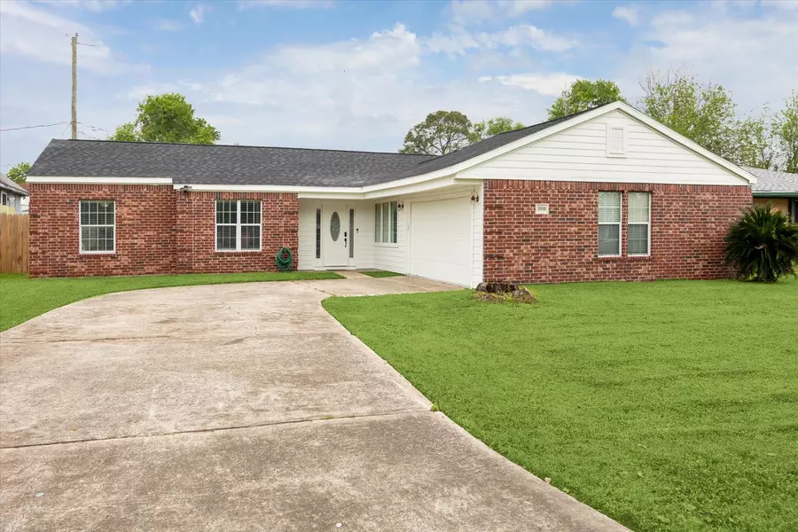 3910 Dolphin LN, La Porte, TX 77571