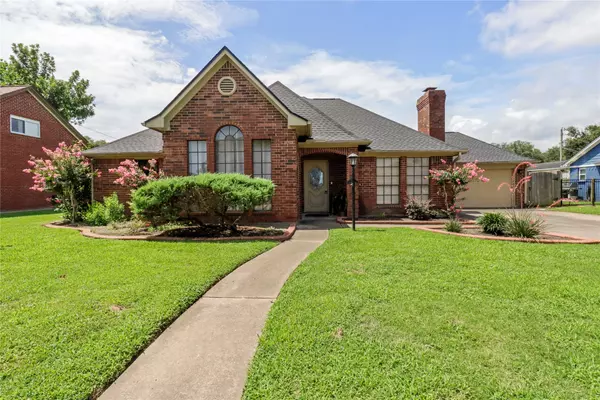 37 N Erik Drive, Angleton, TX 77515
