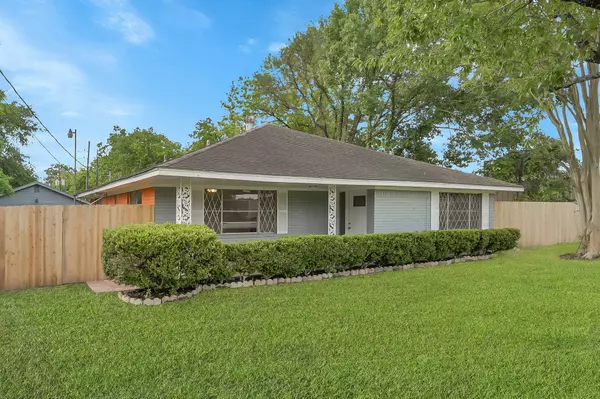 206 E Powell ST, Willis, TX 77378