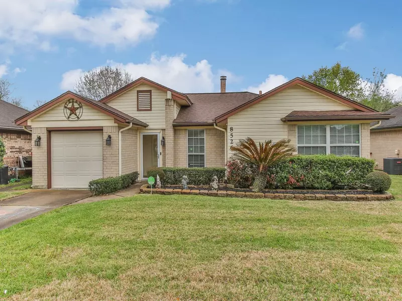 8526 Lazy Brook LN, La Porte, TX 77571