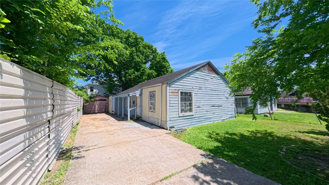 8215 Woodward ST, Houston, TX 77051