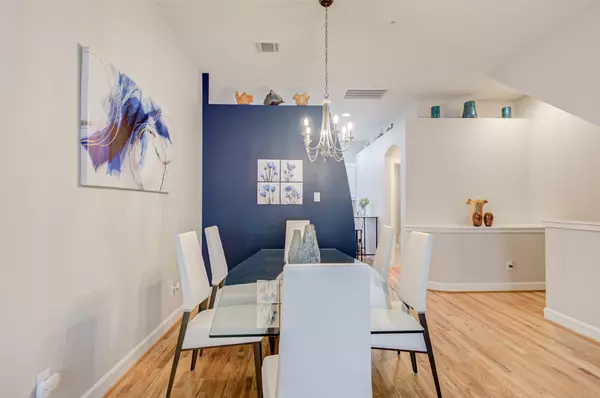 Houston, TX 77033,5941 S Loop E #1402