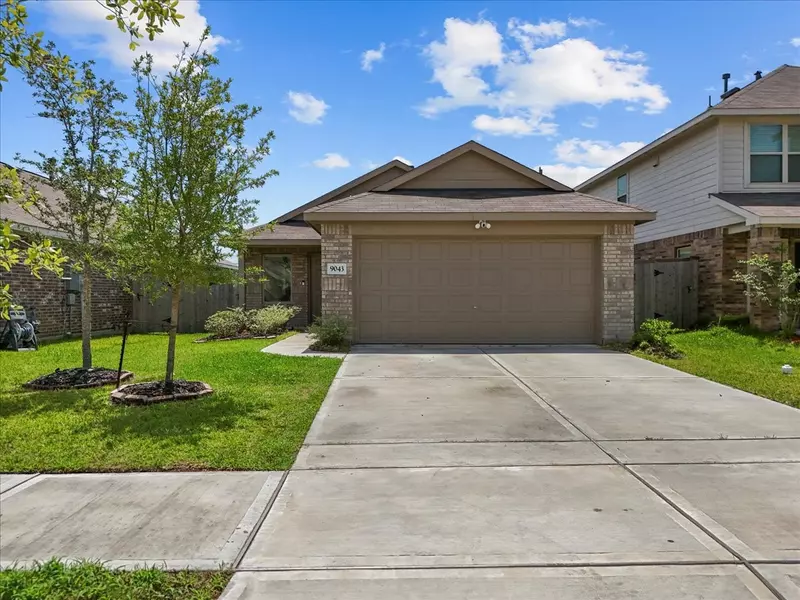 9043 Estes Lakes DR, Baytown, TX 77521