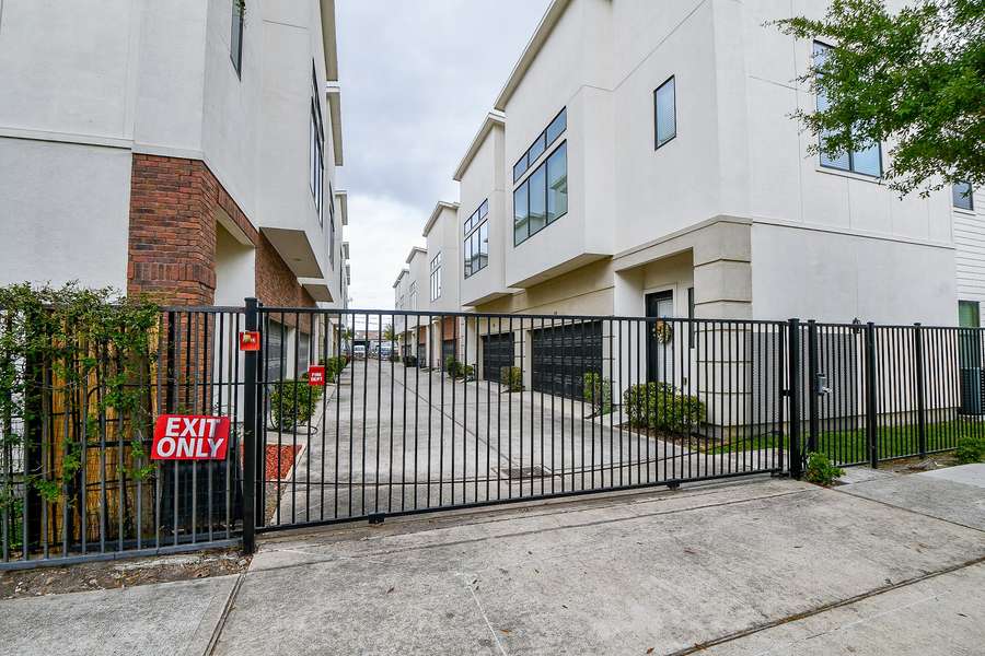 70 N Hutcheson ST, Houston, TX 77003