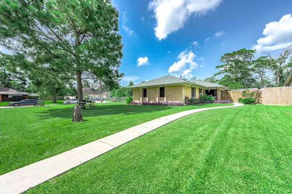 1711 Willow Oaks CIR, Dickinson, TX 77539