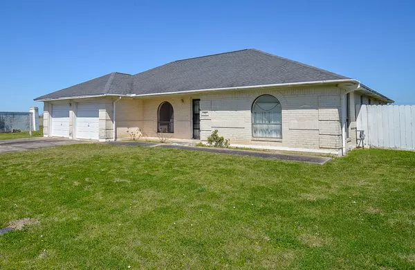 512 Town And Country DR, El Campo, TX 77437