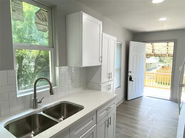 313 S 3rd ST, La Porte, TX 77571