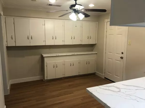 Angleton, TX 77515,652 Kyle St