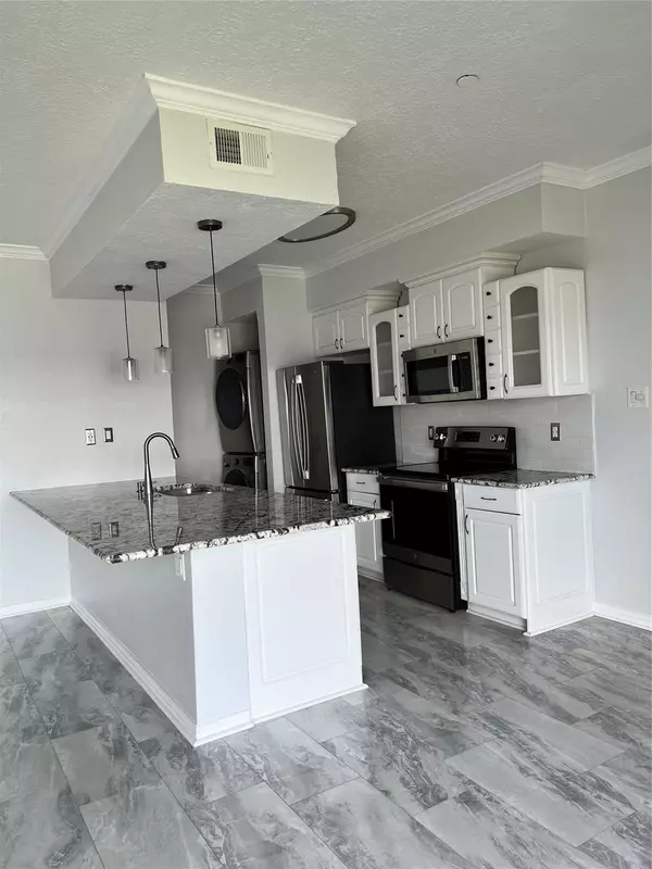 Houston, TX 77058,351 Lakeside LN #104