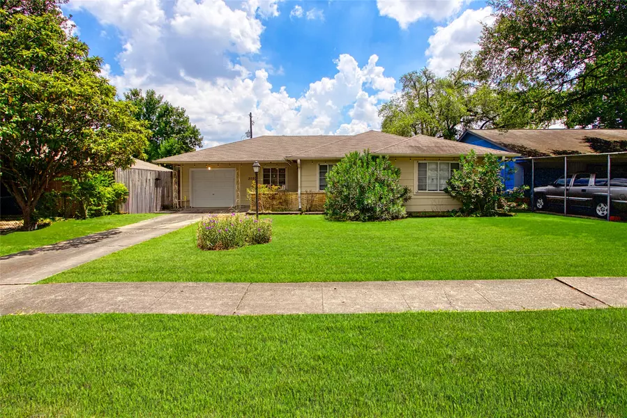 2030 Marnel RD, Houston, TX 77055