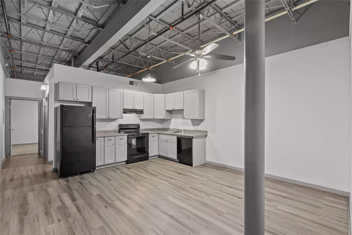 Baytown, TX 77520,612 W Texas AVE #216