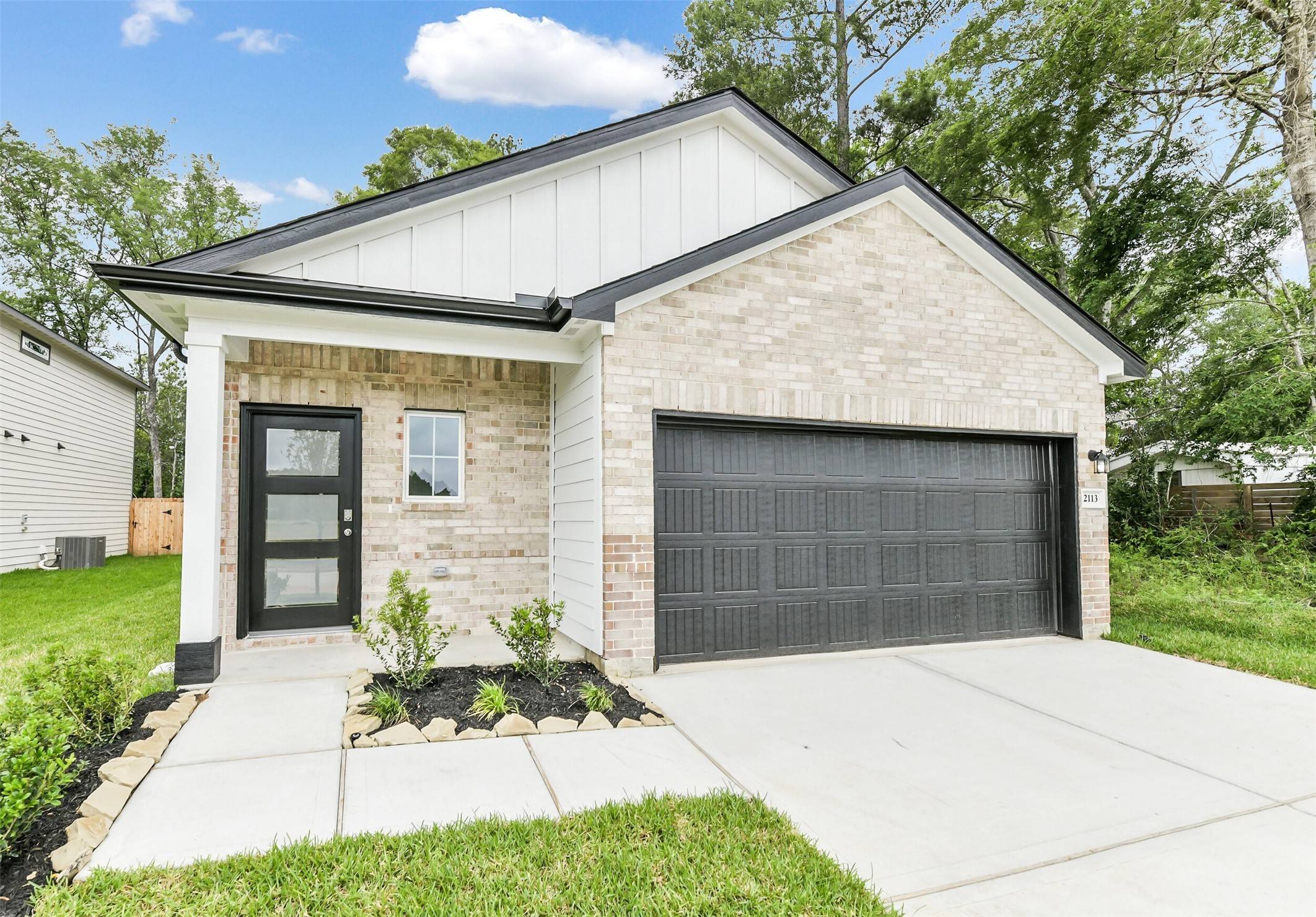 2113 Caney Creek LN, Conroe, TX 77301