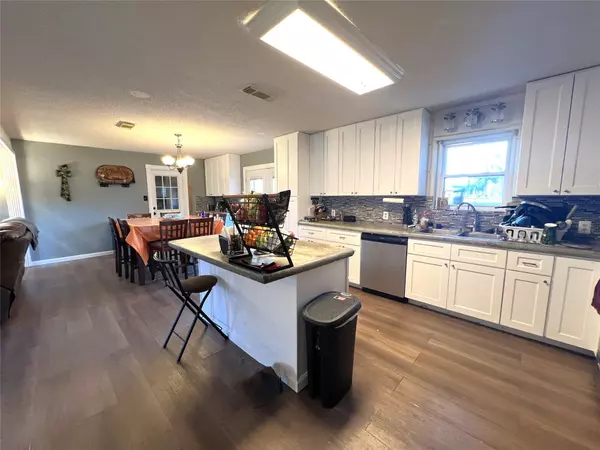 West Columbia, TX 77486,113 E Meadow LN