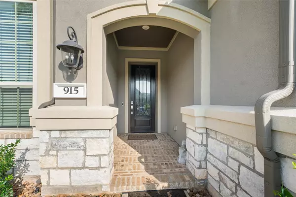 Pinehurst, TX 77362,915 Falcon Hollow LN