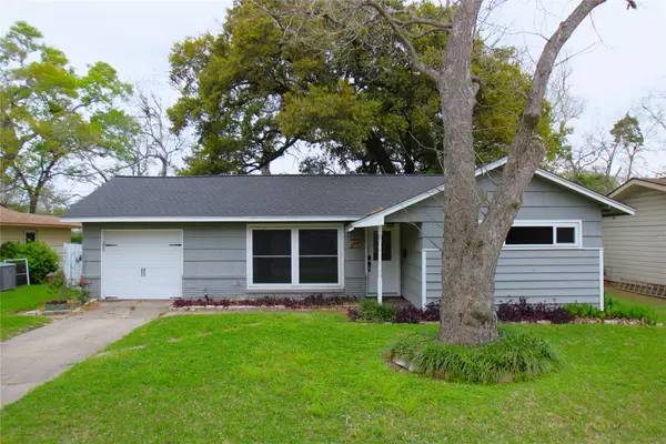 107 Palm LN, Lake Jackson, TX 77566