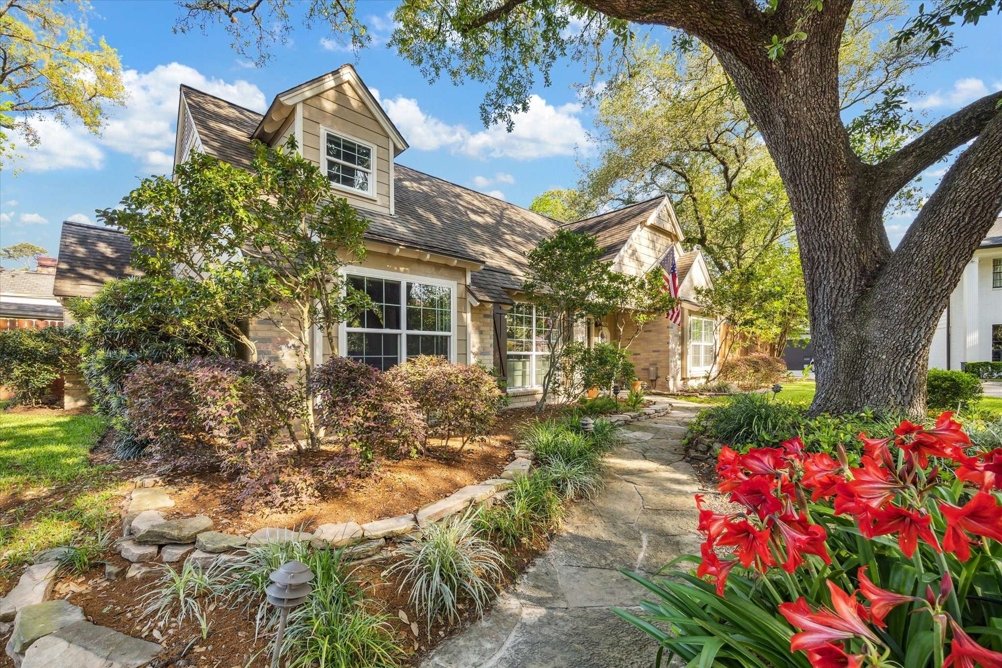 1302 Friarcreek LN, Hilshire Village, TX 77055