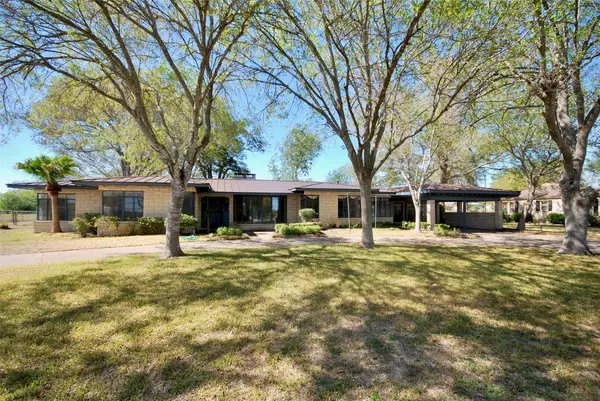 Moulton, TX 77975,520 S Lavaca