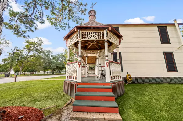 Alvin, TX 77511,816 W Adoue ST