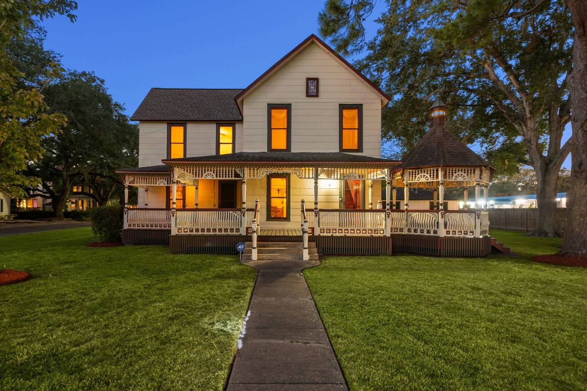 Alvin, TX 77511,816 W Adoue ST