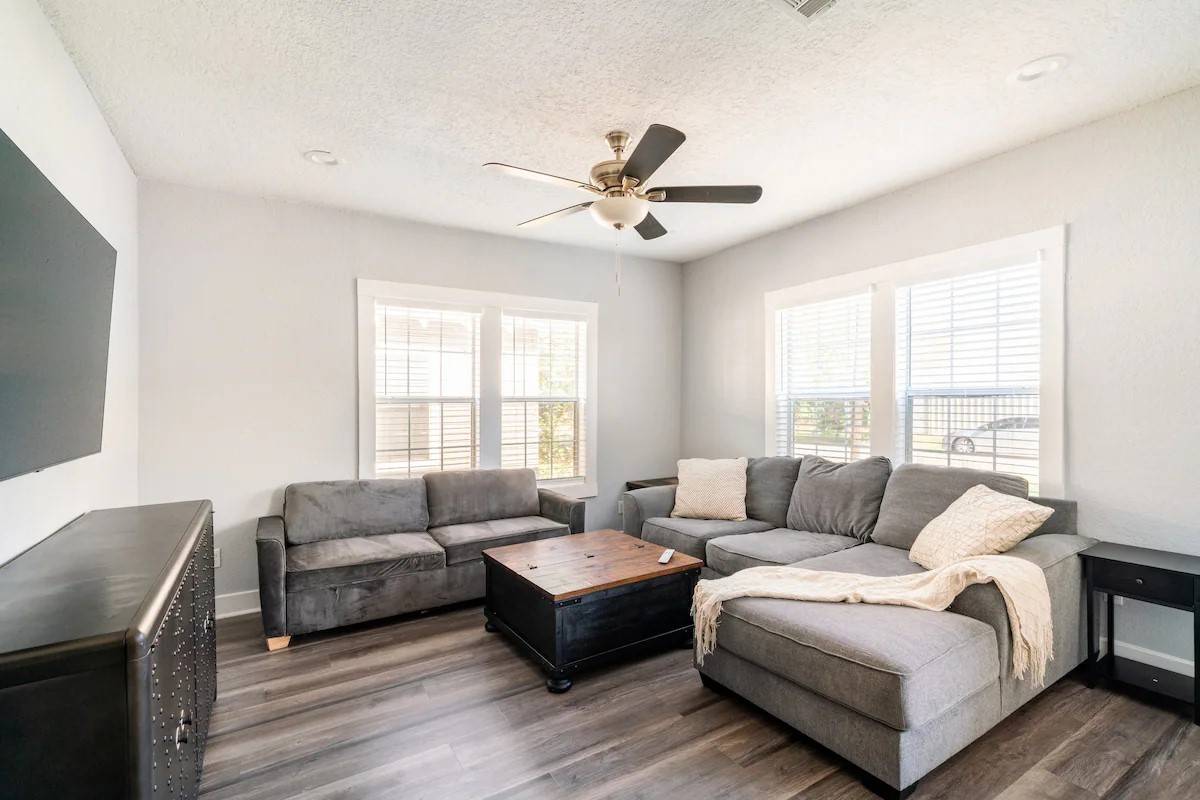 Houston, TX 77011,7334 Texas ST