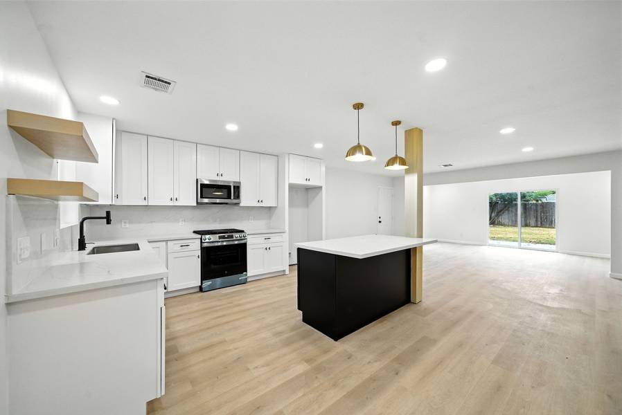 6034 Birchmont DR, Houston, TX 77092