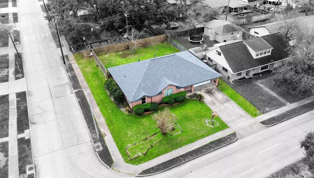 330 E Edgebrook DR, Houston, TX 77034