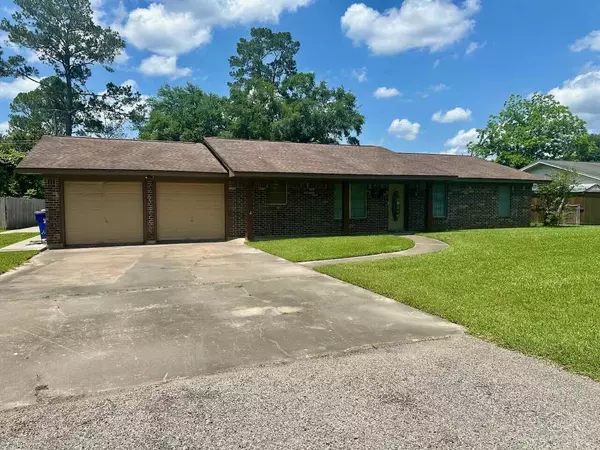 207 Lucky DR, Silsbee, TX 77656