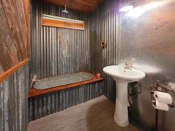 Onalaska, TX 77360,437 E Lumbermans RD