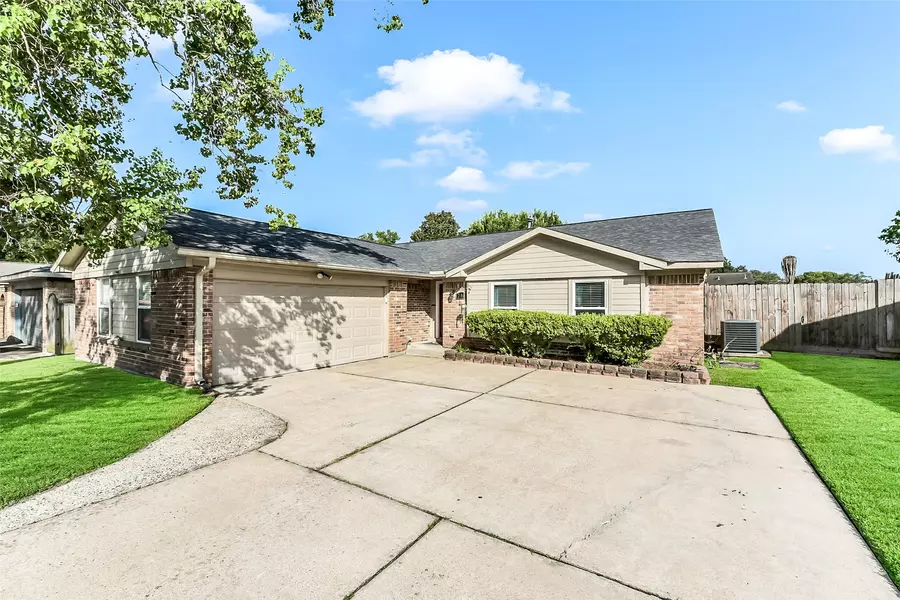 706 Seacliff DR, Houston, TX 77062
