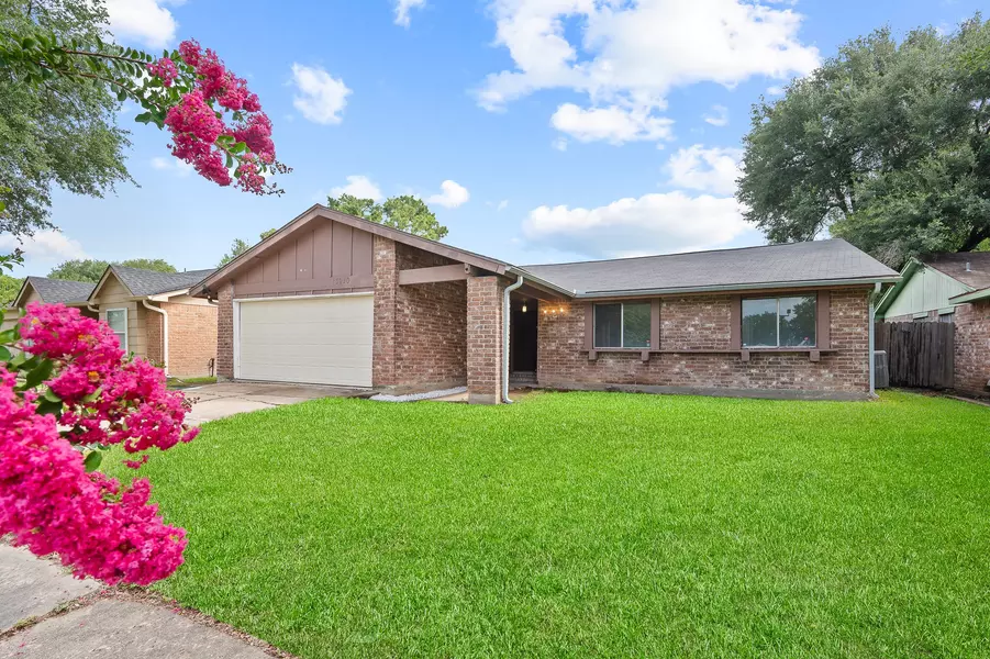 13910 New Village LN, Sugar Land, TX 77498
