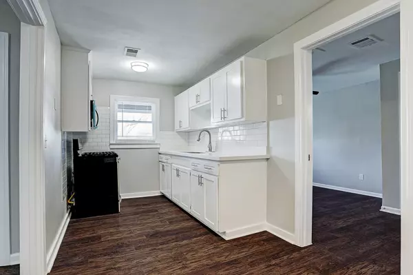 Clute, TX 77531,125 W Pecan LN