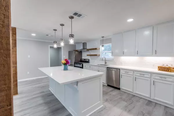 216 Southmore ST, Tomball, TX 77375