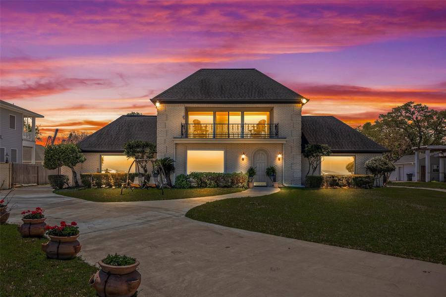 3540 Miramar DR, Shoreacres, TX 77571