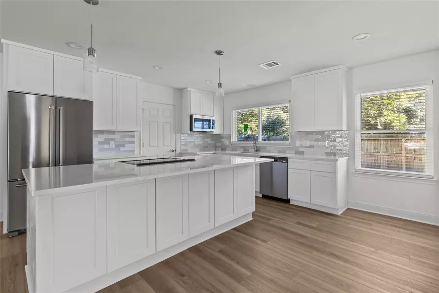 2201 Meadow LN, La Marque, TX 77568