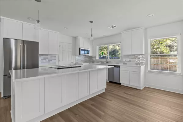 2201 Meadow LN, La Marque, TX 77568