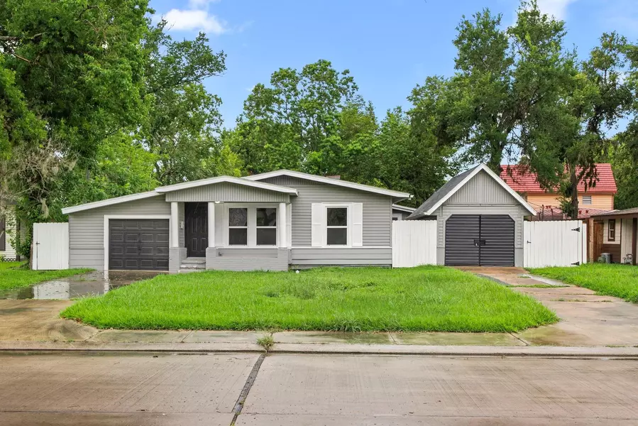 54 Lantana CT, Lake Jackson, TX 77566