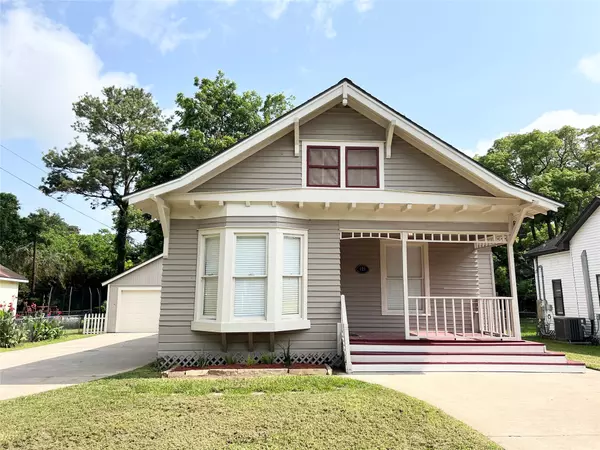 421 E Myrtle ST, Angleton, TX 77515