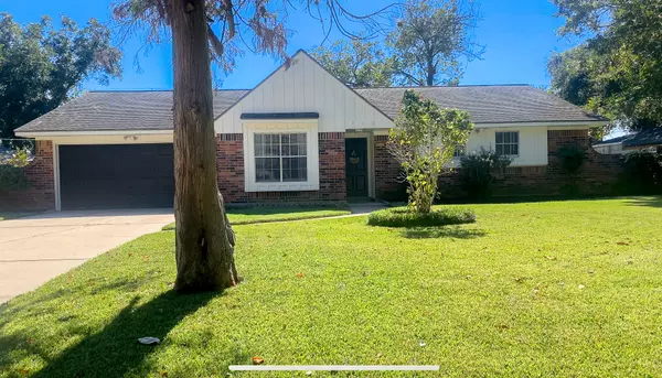 112 Cardinal ST,  Lake Jackson,  TX 77566